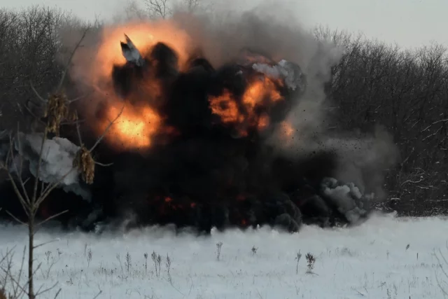 Взрыв противотанковой мины ТМ-62.