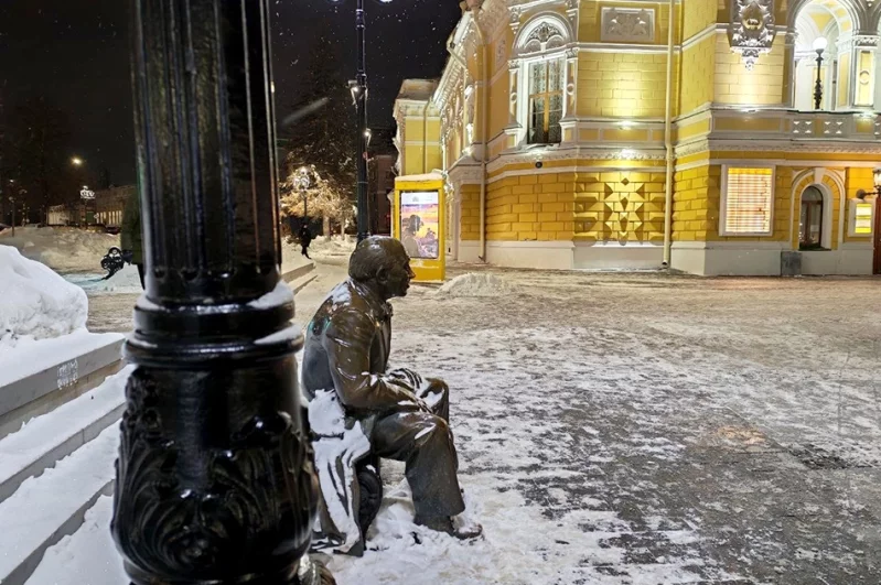 Памятнику актёру Евгению Евстигнееву, кажется, тоже зябко.