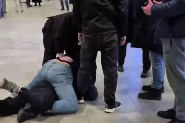 По данным полиции и СК, во время задержания молодой человек применил аэрозольное устройство — по версии охраны, также звучали выстрелы из газового пистолета.