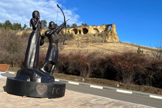 Одна из легенд гласит, что сквозная дыра в горе появилось после попадания стрелы влюблённого в княжну пастуха.