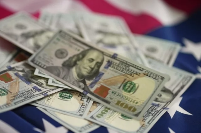 В базовом сценарии — дальнейшее ослабление рубля