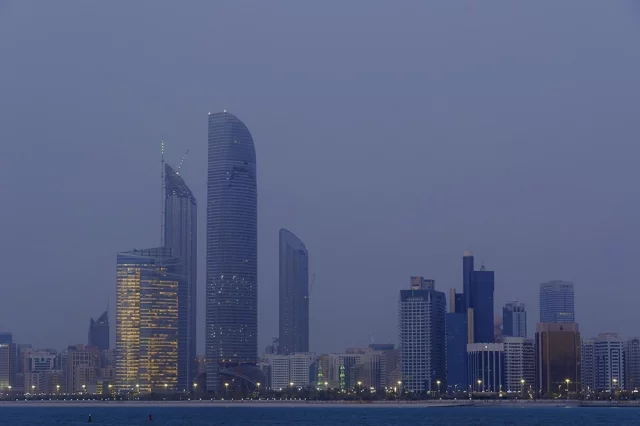 В Абу-Даби идут переговоры по Украине — впервые в трехстороннем формате.