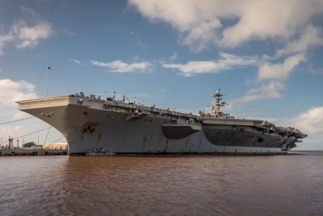 Авианосец США «Авраам Линкольн» вот-вот войдет в акваторию Аравийского моря.