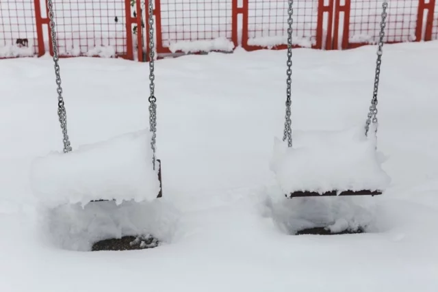 Снег кажется рыхлым и лёгким — и именно в этом его коварство. 