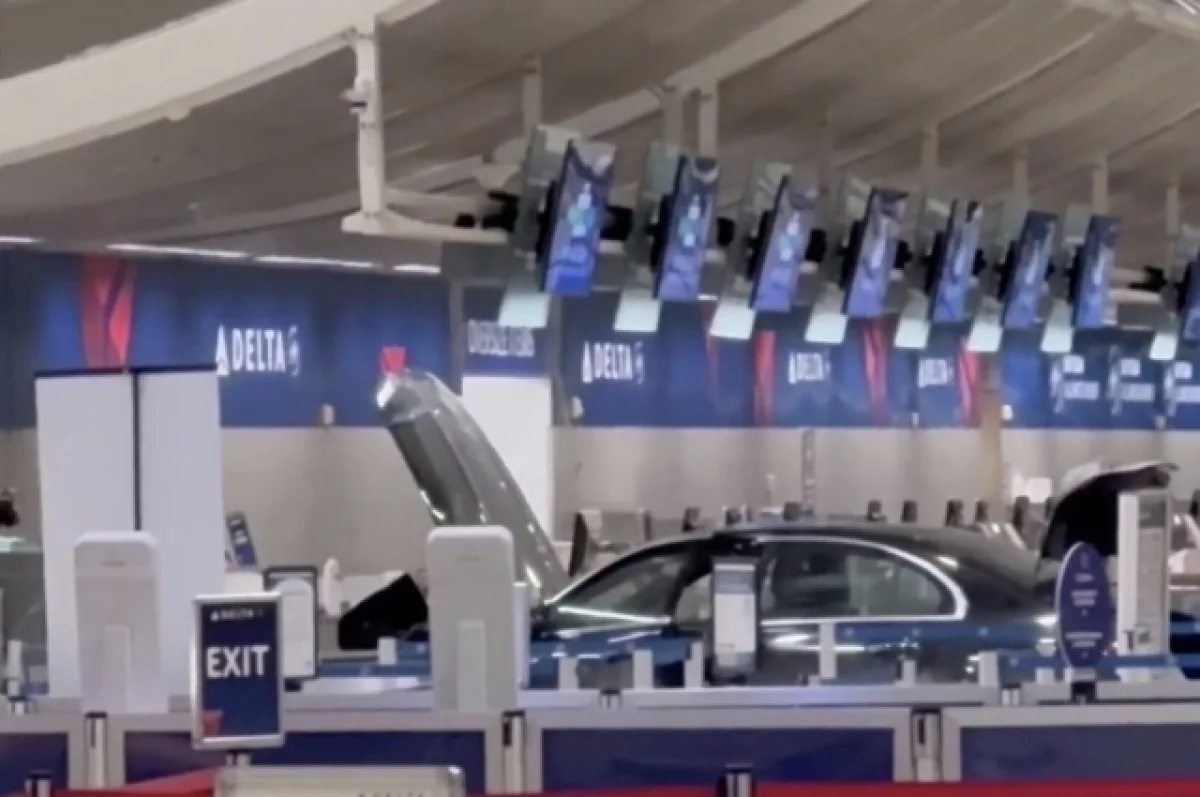 В США автомобиль протаранил вход в аэропорт Детройта