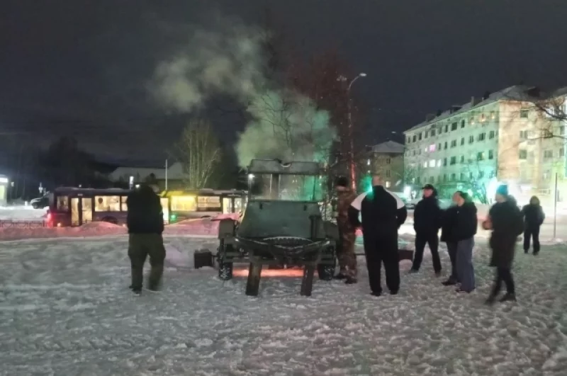 Люди выстраиваются в небольшие очереди за кипятком.