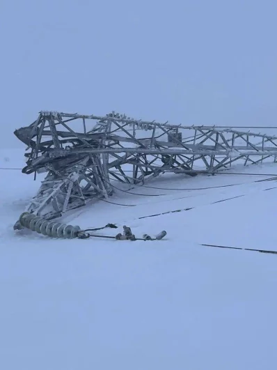 Стихия, обрушившаяся на регион, повалила сразу пять опор ЛЭП. 