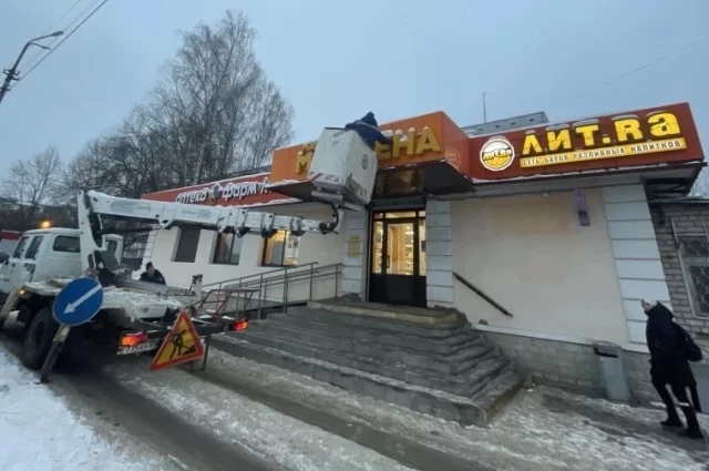 Рекламные вывески и щиты сняли со зданий на улицах города