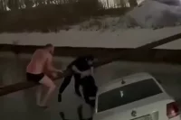 Мужчины помогают вызволить ребёнка из утопающей машины.