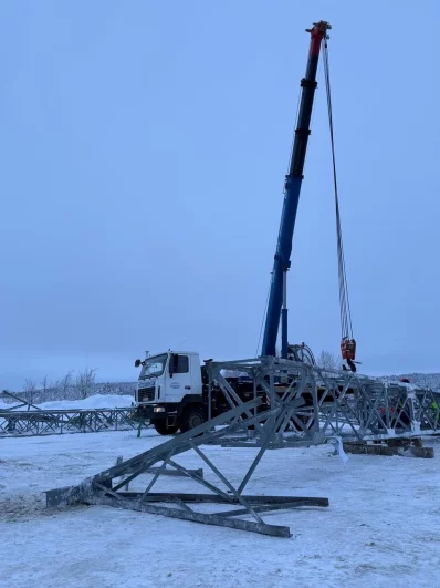 Собранную на земле опору закрепят на вертолёте и установят на подготовленном фундаменте.