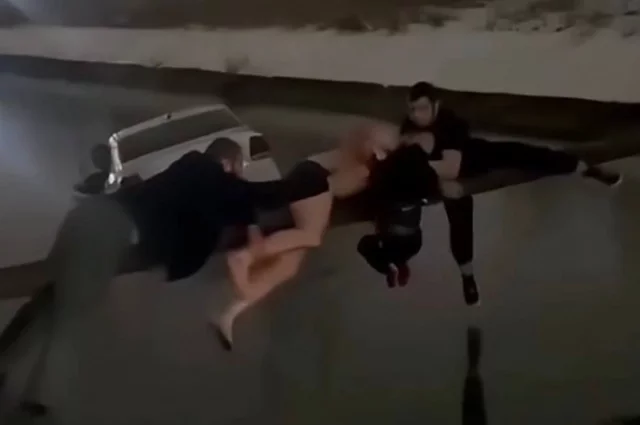 Мужчины спасают ребёнка из машины, которая уходит под воду