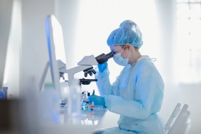 Препаратов или вакцин для лечения болезни не существует.