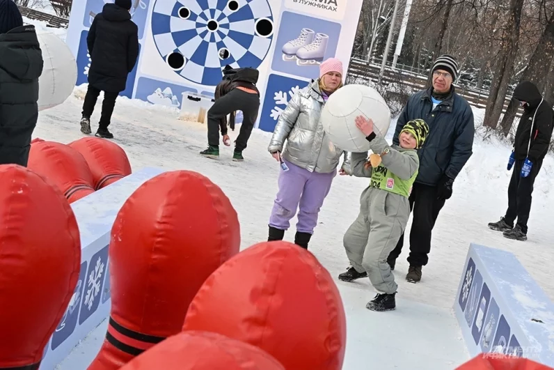 На площадке можно было поучаствовали в самых разных зимних активностях и забавах.