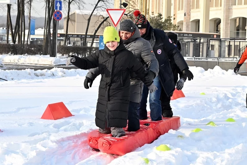 И всей семьей шагали в надувных подушках.