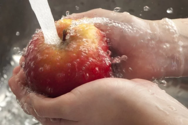 Живущие в Индии россияне тщательно моют фрукты и руки, чтобы избежать заражения.