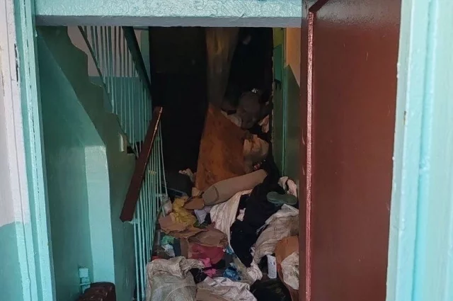 Жильцы не могли пролезть в свои квартиры из-за заваленного хламом подъезда. 