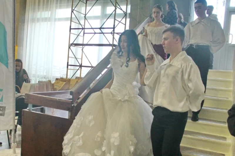 Участники бала появлялись с разных сторон