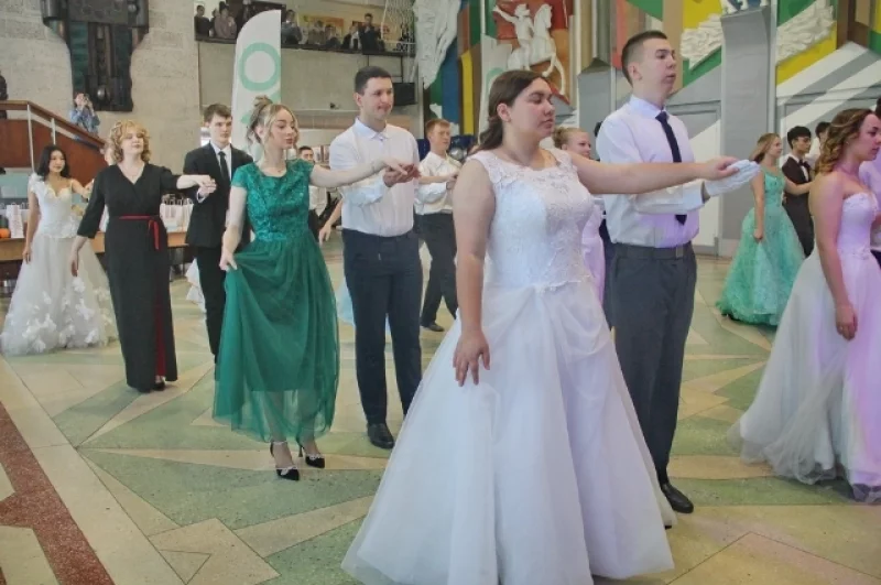 Бал собрал 30 танцевальных пар