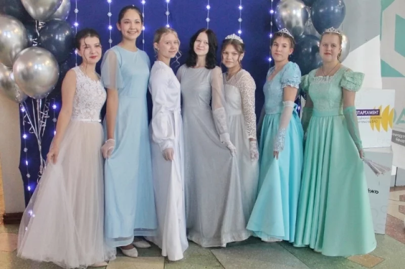 Участницы студенческого бала с удовольствием фотографировались