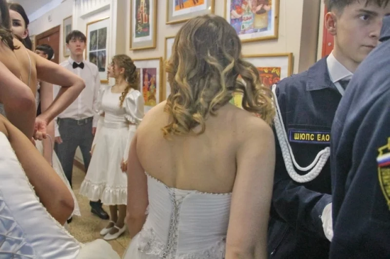 От калейдоскопа бальных платьев глаза разбегались