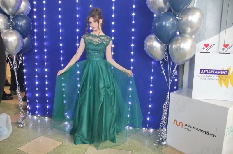 Красивая девушка в красивом платье