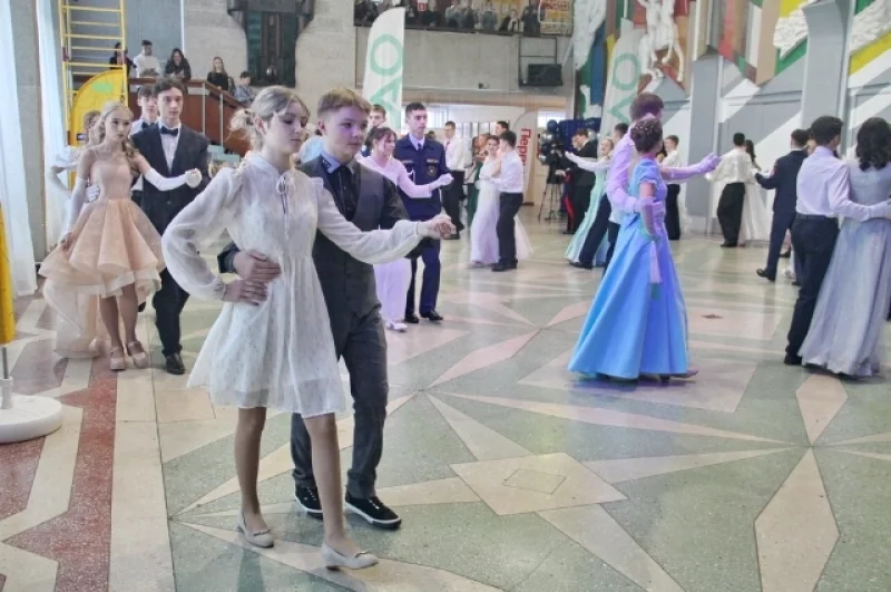 Участники исполняли вальс, кадриль и другие танцы