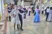 Участники исполняли вальс, кадриль и другие танцы