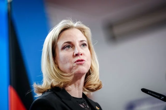 Главу МИД Австрии Беате Майнль-Райзингер призвали покинуть свой пост.