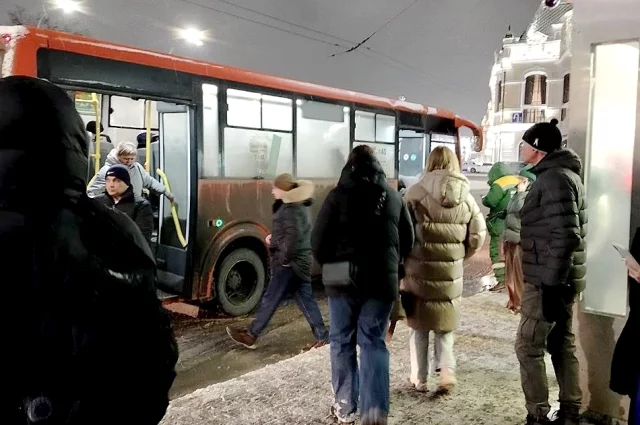 Видимо, сокращение длины маршрутов, а не увеличение числа автобусов на них должно уменьшить интервалы движения. 