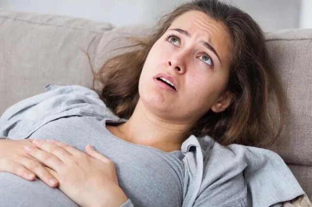 Обычная кратковременная икота, вызванная быстрой едой, газировкой или перепадом температуры, не опасна