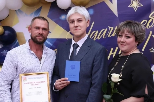Семья Трофимовых возместила половину стоимости обучения сына Никиты (в центре) на факультете иностранных языков.