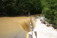  Поток воды из Скельской пещеры размывает дорогу из Родниковского в Колхозное, июнь 2021 года (гидропост в с. Родниковское).