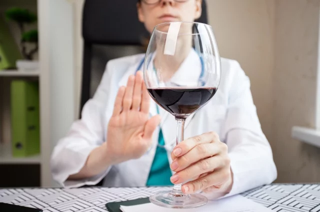 Спиртное нарушает баланс микробиоты и приводит к гибели клеток. 