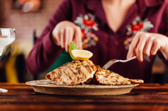 Белок курятины хорош не только потому, что он полноценный по составу аминокислот и что в птице его много, но и из-за того, что в нем мало коллагена.