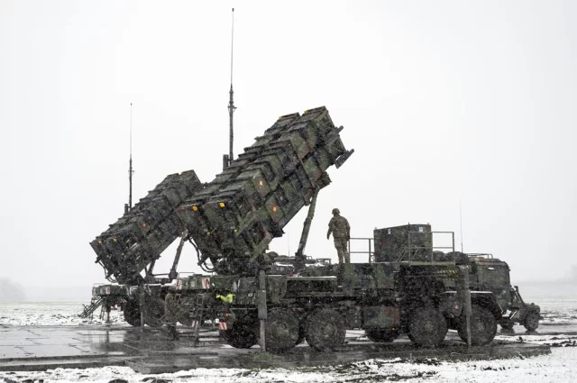Германия столкнулась с нехваткой новых систем и до сих пор ждет поставок Patriot от США взамен переданных Киеву.