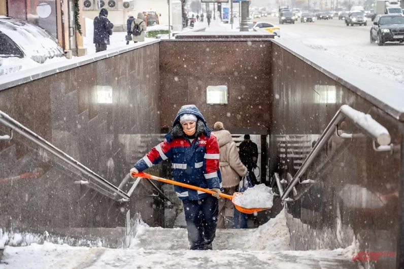Входы в метро тоже завалило, с утра их расчищают коммунальщики.