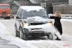 Водители выезжают с парковок, не очистив автомобили. Снег с них летит на уже очищенные дороги.