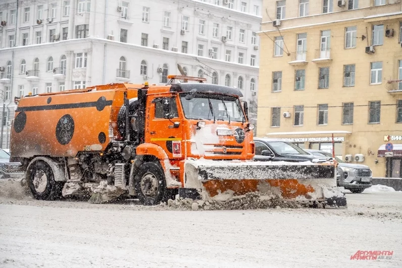 Снегоуборочные Камазы одновременно убирают снег с проезжей части и посыпают ее противогололедными материалами.
