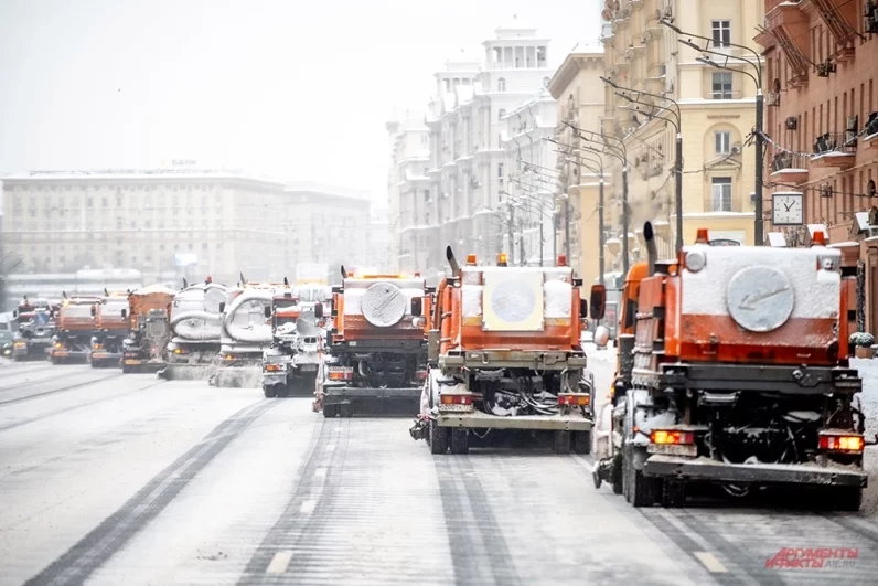 Особое внимание - уборке ключевых магистралей, а также пешеходных зон, тротуаров, подходов к остановкам и объектам социальной сферы.