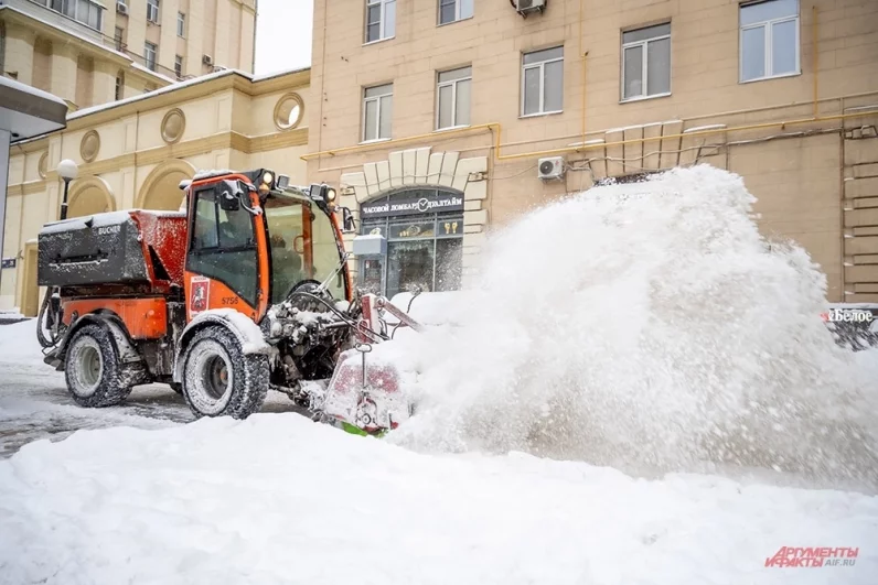 Снегоуборочная техника вышла на уборку улиц. С одной из бригад очищал столицу от снега и корреспонденты aif.ru.