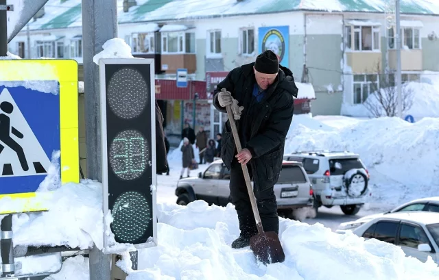 На Камчатку обрушился крупнейший за последние 60 лет снегопад, сугробы намело высотой в несколько метров.