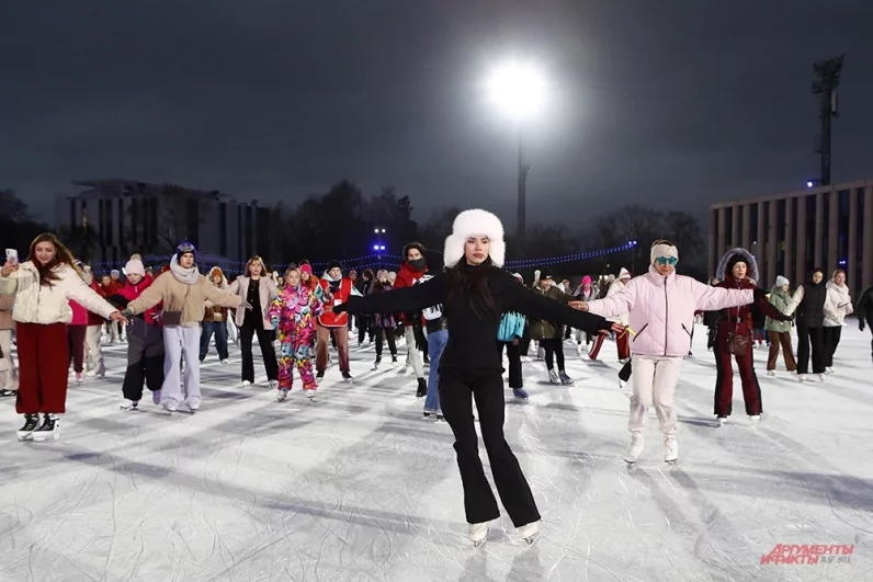 На десятке площадок проходят тренировки на коньках. В «Лужниках», саду им. Баумана, на стадионе «Авангард» и на многих других локациях всех желающих учат стоять на льду. Нередко в качестве педагогов выступают именитые спортсмены.