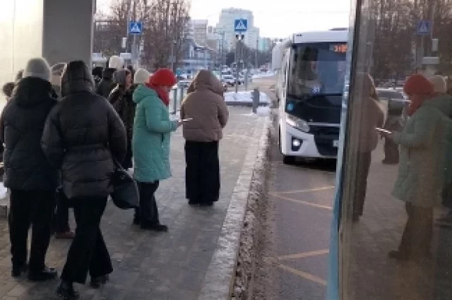 На становках скапливаются очереди в 20-градусный мороз.