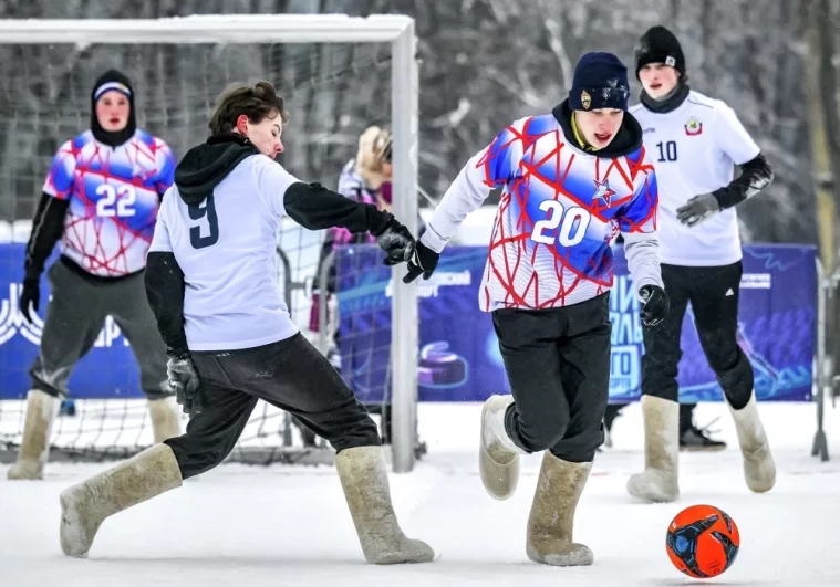 Поиграть хоккей в валенках можно в рамках «Московской хоккейной недели», которая пройдет с 3 по 7 февраля в «Лужниках». Коньки надевать не придется, а вместо шайбы – мяч.