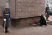 Президент РФ Владимир Путин на церемонии возложения цветов к мемориалу «Рубежный камень» на Невском пятачке в городе Кировске Ленинградской области.