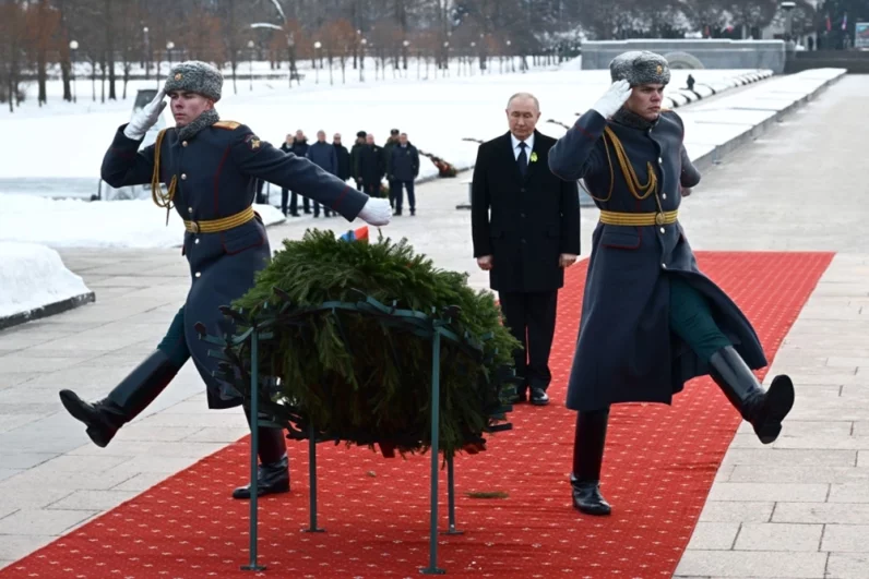 Президент РФ Владимир Путин на церемонии возложения цветов в день 82-й годовщины полного освобождения Ленинграда от фашистской блокады в годы Великой Отечественной войны к монументу «Мать-Родина» на Пискарёвском мемориальном кладбище в память о погибших в годы блокады.