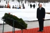 Президент РФ Владимир Путин на церемонии возложения цветов в день 82-й годовщины полного освобождения Ленинграда от фашистской блокады в годы Великой Отечественной войны к монументу «Мать-Родина» на Пискарёвском мемориальном кладбище в память о погибших в годы блокады.
