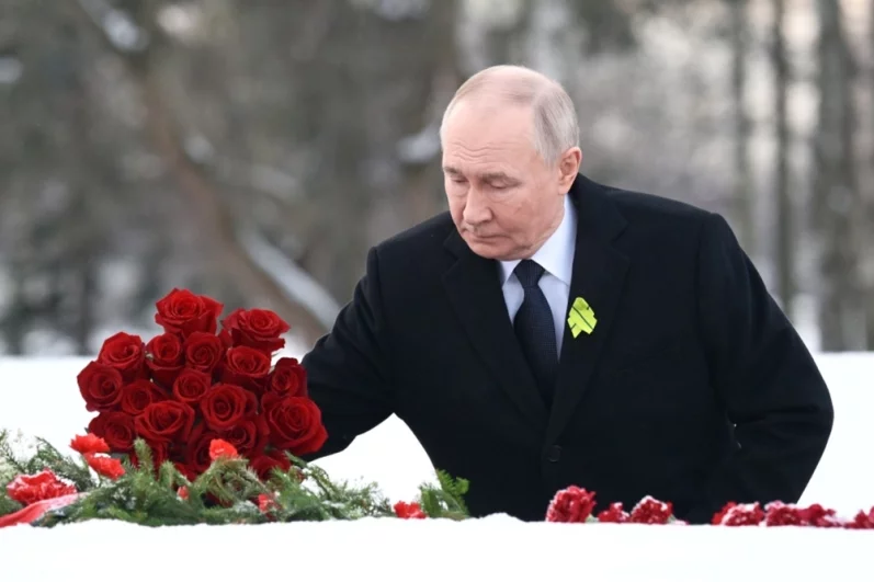  Президент РФ Владимир Путин возлагает цветы к могиле брата, который умер ребенком в блокадном Ленинграде, на Пискарёвском мемориальном кладбище в Санкт-Петербурге.