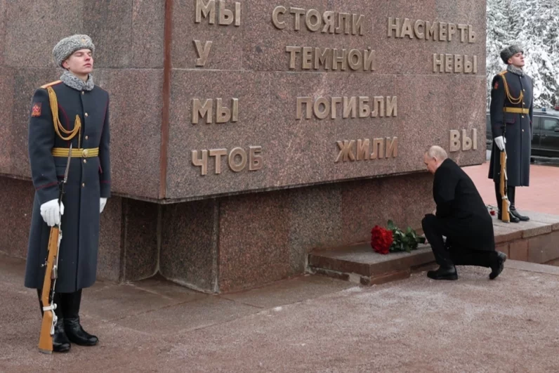 Президент РФ Владимир Путин на церемонии возложения цветов к мемориалу «Рубежный камень» на Невском пятачке в городе Кировске Ленинградской области.