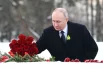  Президент РФ Владимир Путин возлагает цветы к могиле брата, который умер ребенком в блокадном Ленинграде, на Пискарёвском мемориальном кладбище в Санкт-Петербурге.